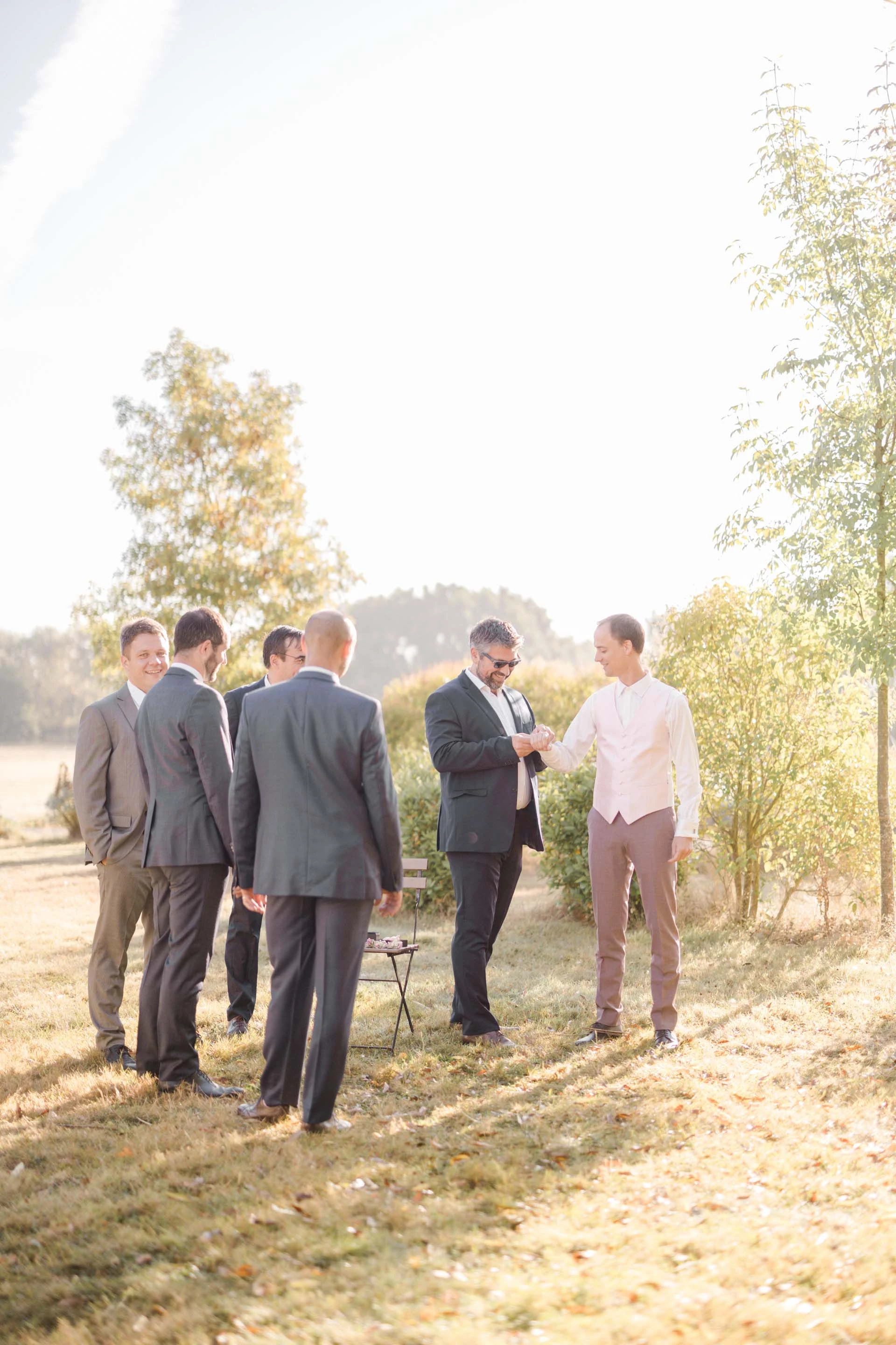 événement costume bonheur geste se tenir la main